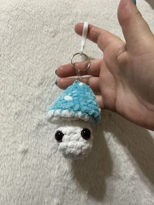 Llavero Mushroom Pop Azul Claro y Blanco Amigurumi Peluche Ganchillo a Mano Foto 1 de 4