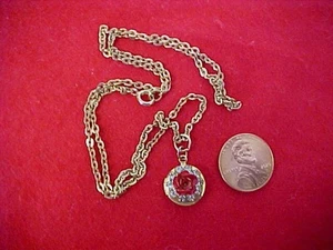 Vintage goldfarben kleine rote Rose Kristall Strass Medaillon Anhänger Halskette - Bild 1 von 10