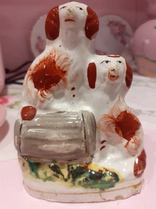 Staffordshire King Charles Spaniel Dogs on Barrel Flatback Figure 11cm tall - Picture 1 of 4