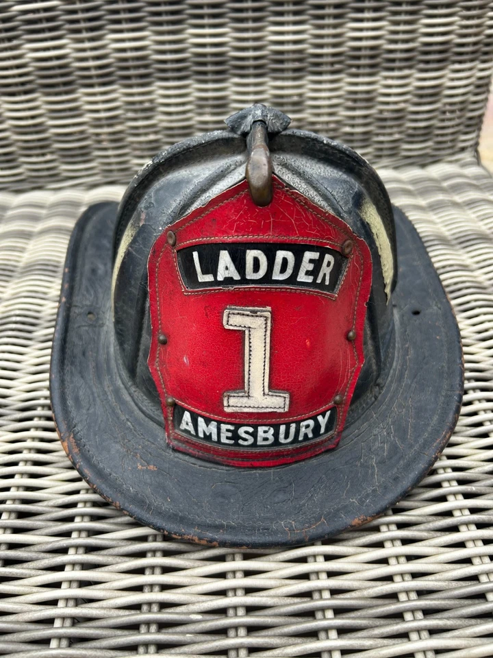 Antiker USA Feuerwehrhelm, Amesbury - Cairns & Brothers Lederhelm - Bild 1 von 4