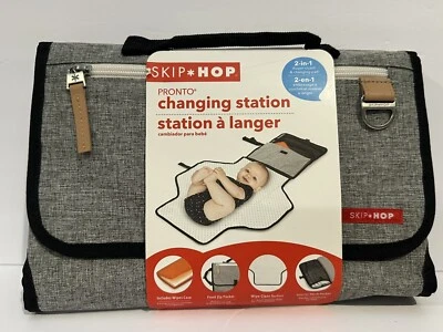 Estación de cambio portátil Skip Hop Pronto para bebé y almohadilla para cambiar pañales embrague gris Foto 1 de 4