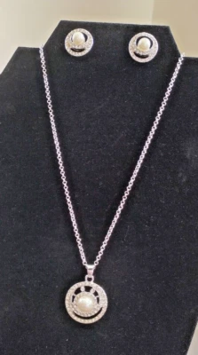 Conjunto de collar y pendientes perforados Monet firmados tono plata pedrería perlas de imitación Foto 1 de 4