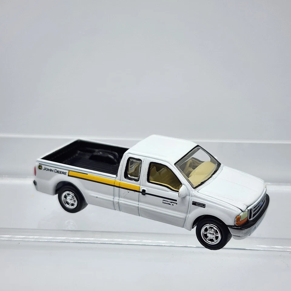 Camión Johnny Lightning 1:64 John Deere 2000 Ford F-250 Super Duty blanco Iowa Foto 1 de 4