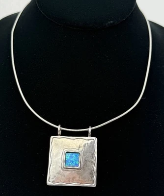 Collar de cadena Omega colgante cuadrado de ópalo azul de plata de ley 925 Foto 1 de 4