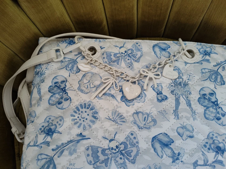 Bolso de Mano BETSEY JOHNSON Azul Blanco Calavera Polilla Floral Cartera Foto 1 de 4