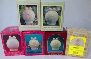 Precious Moments Porzellan jährlicher Weihnachtsschmuck Kugeln 6 mit Boxen & Sockeln - Bild 1 von 9
