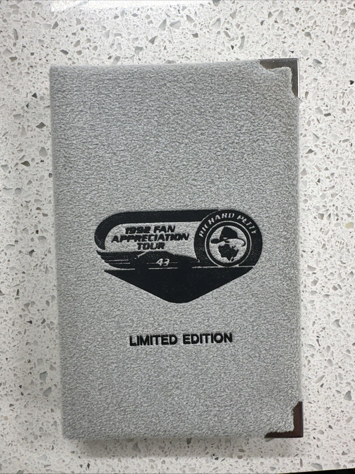 Moneda redonda de plata maciza Richard Petty de 1 oz .999 a prueba como de coleccionista, tonificada Foto 1 de 4