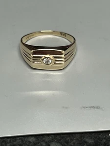 9CT GOLD GENTS DIAMOND SIGNET RING - Picture 1 of 6
