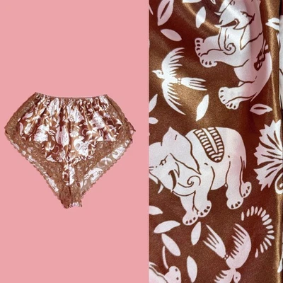 VALENTINO INTIMO década de 1980. Shorts de cetim com estampa de elefante e pássaro acabamento de renda. XS-S - Imagem 1 de 4