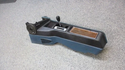 Pontiac Grand Prix 1973-1977 y consola Grand Am con palanca de cambios Foto 1 de 4