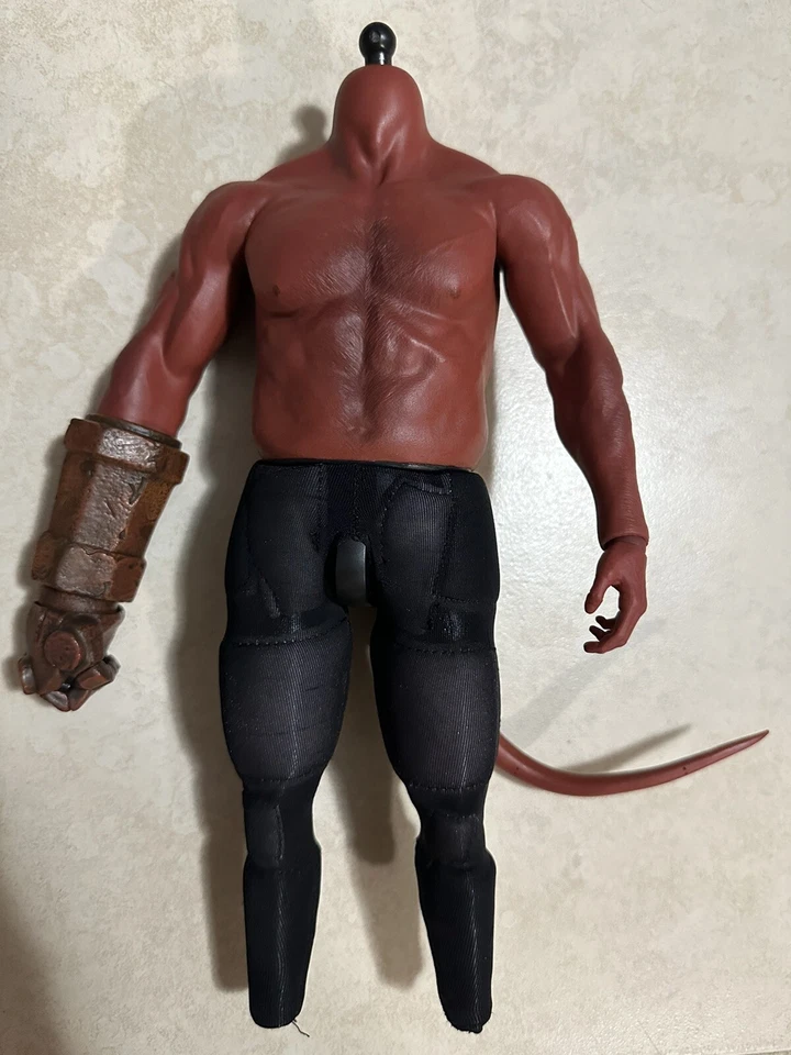 Hot Toys Hellboy MMS527 El cuerpo muscular Foto 1 de 2