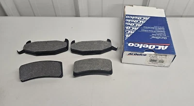 Комплект оригинальных задних дисковых тормозных колодок GM 18028961 1988-1994 Chevrolet Buick Oldsmobile - Изображение 1 из 4