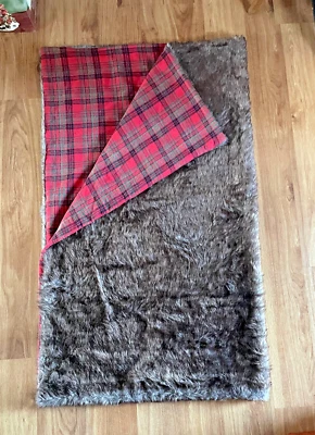 Manta grande de piel sintética con respaldo de franela a cuadros roja 50" x 60" Foto 1 de 4