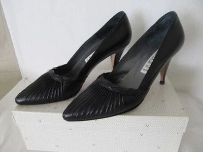 Salto agulha vintage feminino Versani couro preto plissado 8 AA estreito - Imagem 1 de 4