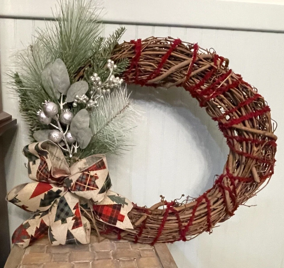 Corona colgante de Navidad rústica primitiva de campo hecha a mano Foto 1 de 4