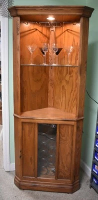 Mueble de vino Howard Miller Foto 1 de 3