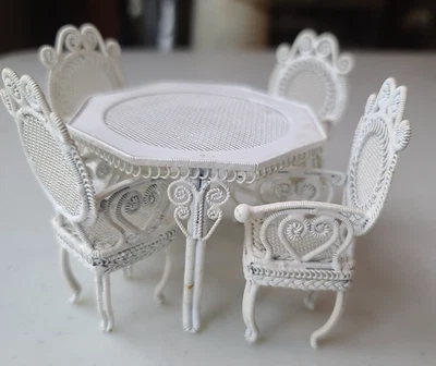 Juego de 5 sillas de mesa de jardín de exterior BLANCAS de metal para casa de muñecas escala 1:12  Foto 1 de 4