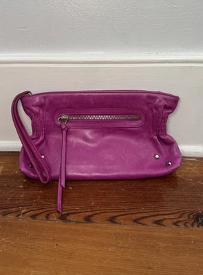 Bolso clutch pulsera cuero púrpura fucsia Banana Republic década de 2000 para motocicleta  Foto 1 de 4