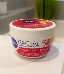 NIVEA Women's 200ml 5-in-1 Anti-Aging Face Cream Anti-Wrinkle Hydrating Skincare - Picture 1 of 3