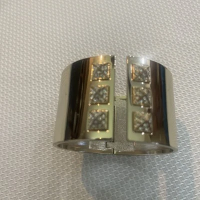 Brazalete Victoria Secret tono dorado con bisagras de moda para mujer Foto 1 de 4