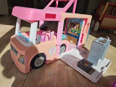 Barbie Wohnmobil Camper mit allem,, was auf den Bildern zu sehen ist. - Bild 1 von 4