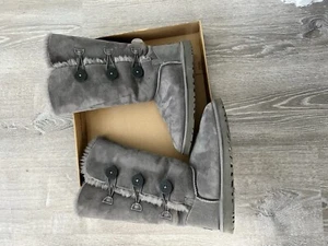 UGG GRAY TALL SHEEP SKIN Boots 9 Bailey TRIPLE Button Suede Shearling Fur Lined - Picture 1 of 7