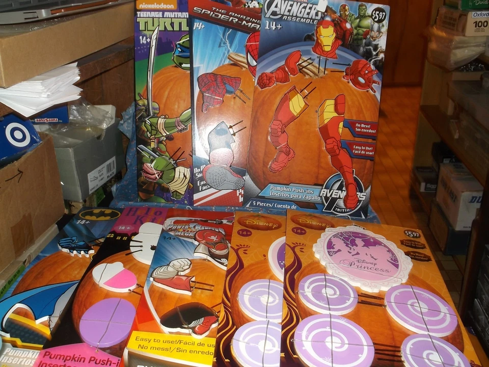 Nuevo en Paquete pti Grupo Calabaza Push-ins Halloween Calabaza Decoración Cómic Hello Kitty Disney Foto 1 de 1