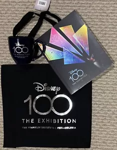 Disney 100 The Exhibition Franklin Institute lotto esclusivo libro+borsa+tazza NUOVO - Foto 1 di 13