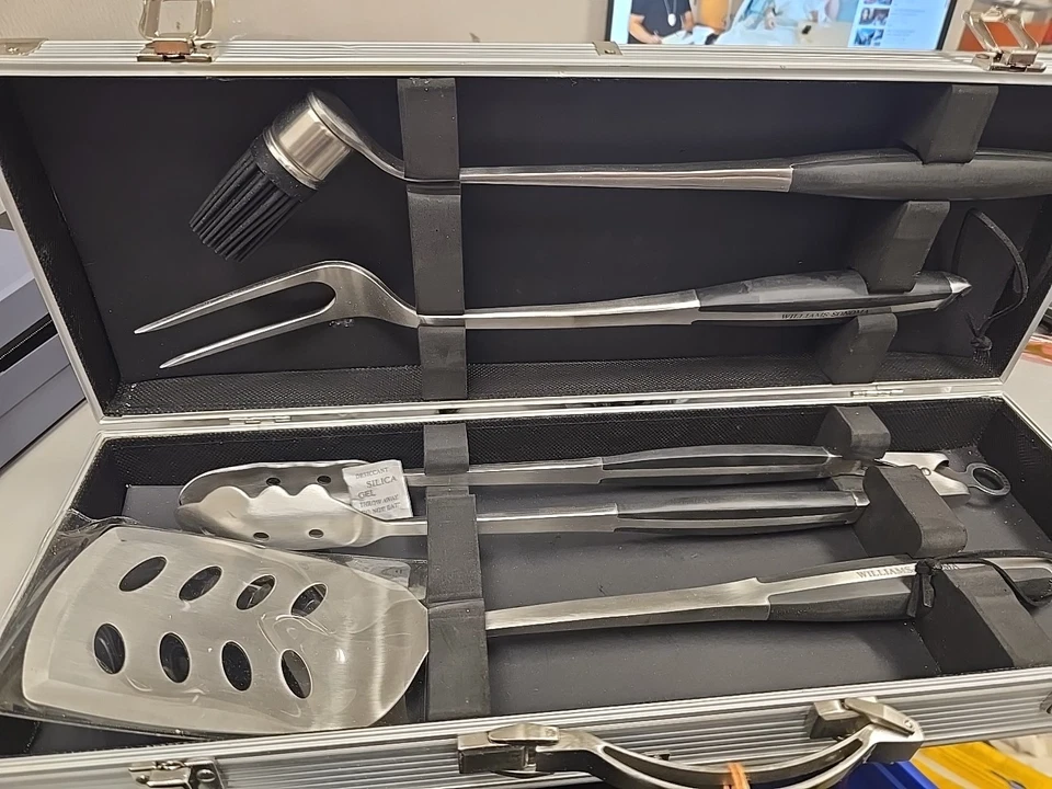 Williams Sonoma Juego de herramientas para barbacoa - 4 piezas nuevas - Acero inoxidable. Nuevo Foto 1 de 4