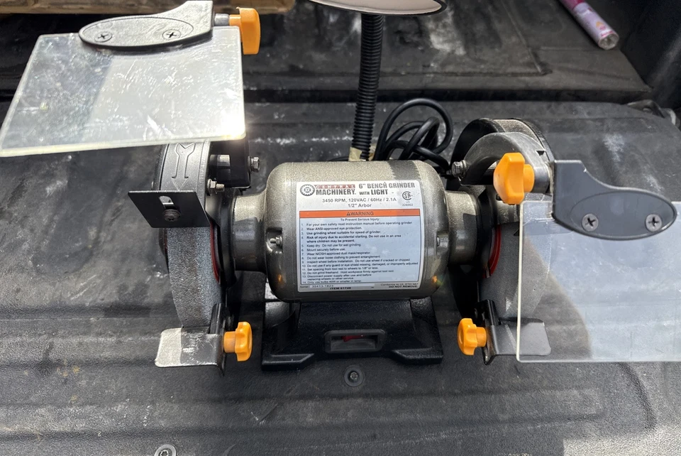 "Amoladora de banco Central Machinery 6"" con protectores oculares ligeros 61748 totalmente nueva"  Foto 1 de 4