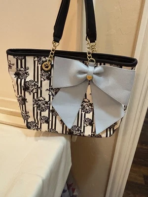 Bolso de Mano Betsey Johnson Negro Rosa Rayas Flor Grande con Lazo Azul Foto 1 de 4