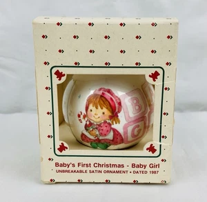 De colección Fechado 1987 Bebé’s Primer Adorno de Navidad Fresa Shortcake Sello Caja - Imagen 1 de 7