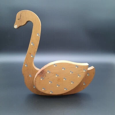 Soporte de correo de pared de cisne de madera con patrón de puntos pintados en azul y blanco Foto 1 de 4