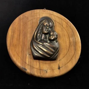 Vintage Jungfrau Mutter Maria und Jesus Bronze/Holz Runde Hängende Plakette 8 1/2" Rd - Bild 1 von 4