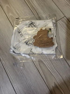 LOTE Nuevo Cochecito Finn Y Emma Juguete Barco Barco Pirata Babero Algodón Orgánico Set de Regalo Foto 1 de 2