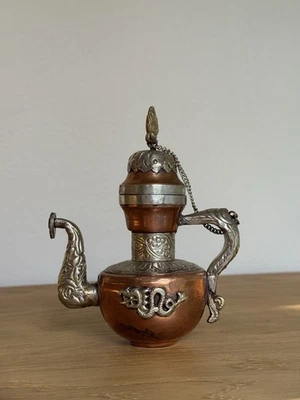 Antiguo recipiente ritual repoussé tibetano de cobre y plata con motivos de dragón 1900 Foto 1 de 4