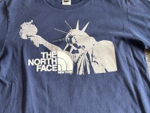 The North Face New York T-Shirt Uomo Media Statua della Libertà Logo Navy - Foto 1 di 6