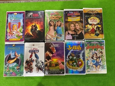 Kids 10 Movie VHS Lot Featuring Little Giants, Spy Kids 2, Babe, Fern Gully Foto 1 de 4