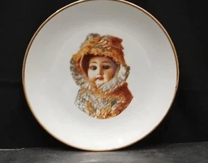"Bess" Old French Doll Collectible 8⅜" Wide Plate - Number 4 - Imagen 1 de 4