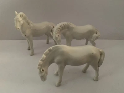 LOT 3 CHEVAUX EN PORCELAINE BLANCHE DE CHINE - Photo 1/4