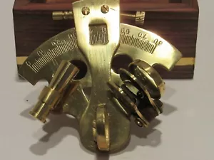 Sextante de latón pequeño de 4" con estuche de madera con incrustación de latón - Imagen 1 de 3