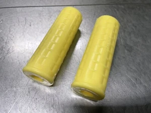 Empuñaduras de motocicleta Harley Davidson Waffle - reproducción antigua amarillo extremo abierto - Imagen 1 de 4