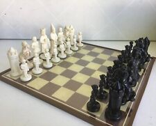 Vintage Schachfiguren Mittelalter Motiv, England, Hartplastik, ohne Brett u. Box