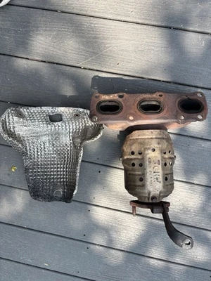 Kia Sedona 2015-2018 fabricante de equipos originales convertidor catalítico colector con escudo delantero (izquierdo) Foto 1 de 4