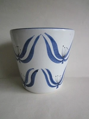 AN UNUSUAL DESIGN VINTAGE POOLE STUDIO POTTERY PLANTER VASE - Image 1 of 4