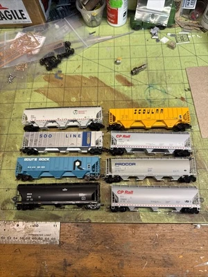 8 Microtrains Grain Hoppers CP Rail  - Image 1 of 3