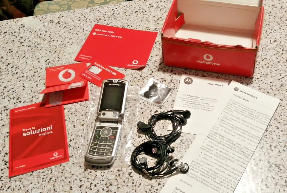 Motorola RAZR  V3X - Vodafone - con istruzioni e scatola originale 2004 - Immagine 1 di 4