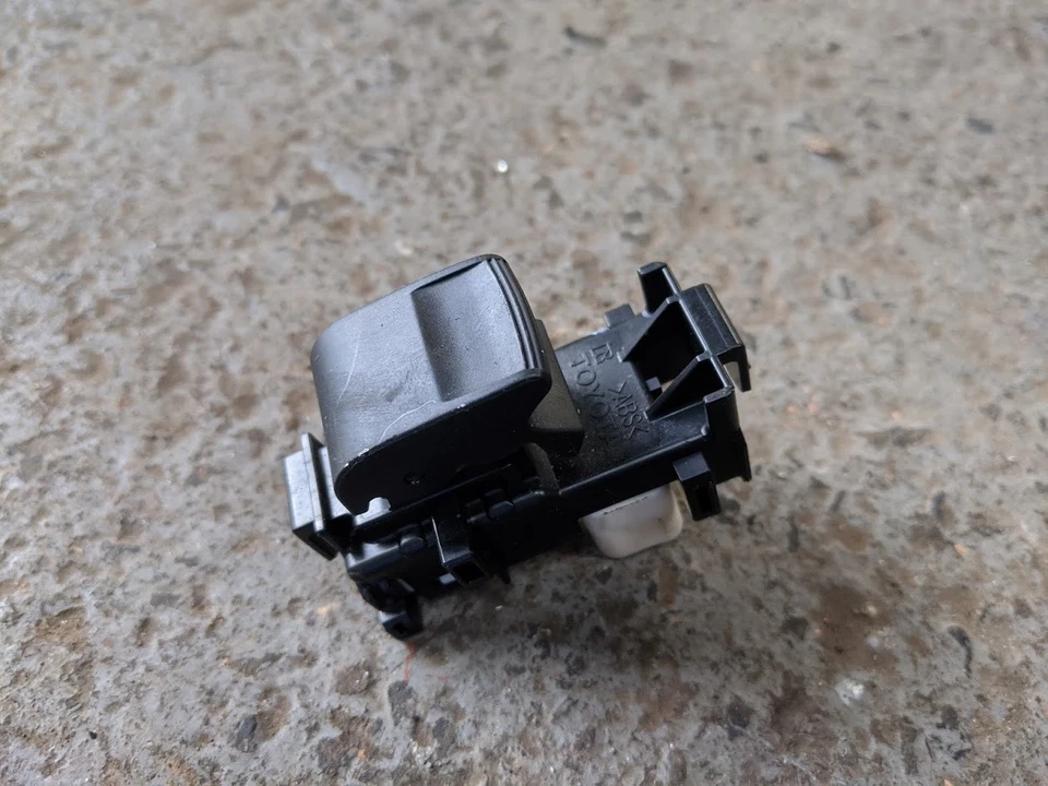 TOYOTA RAV4 MK3 LEFT REAR WINDOW SWITCH - Image 1 of 1