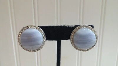 Pendientes de clip de disco de vidrio a rayas blancas rodeados de cristal transparente de metal ST de colección Foto 1 de 3