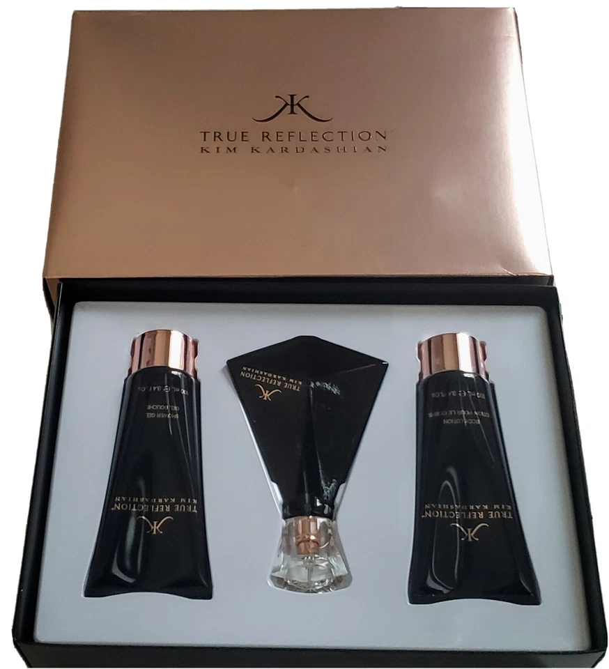 JUEGO DE 3 PIEZAS KIM KARDASHIAN TRUE REFLEX EDP SPRAY 3,4 OZ + LOCIÓN CORPORAL 3,4 OZ  Foto 1 de 4